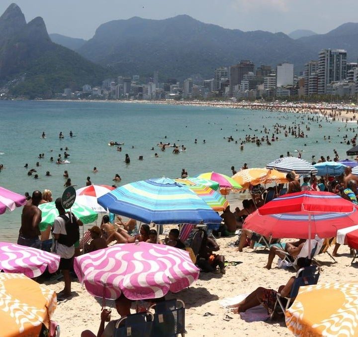 Urubu Flagrado Bebendo Cerveja Na Praia Durante Onda De Calor Intensa