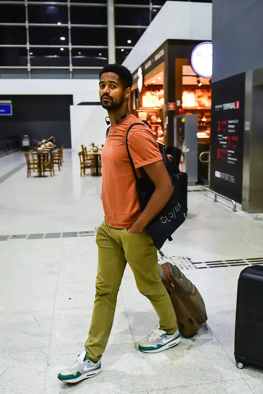 Alfred Enoch no Aeroporto de Guarulhos