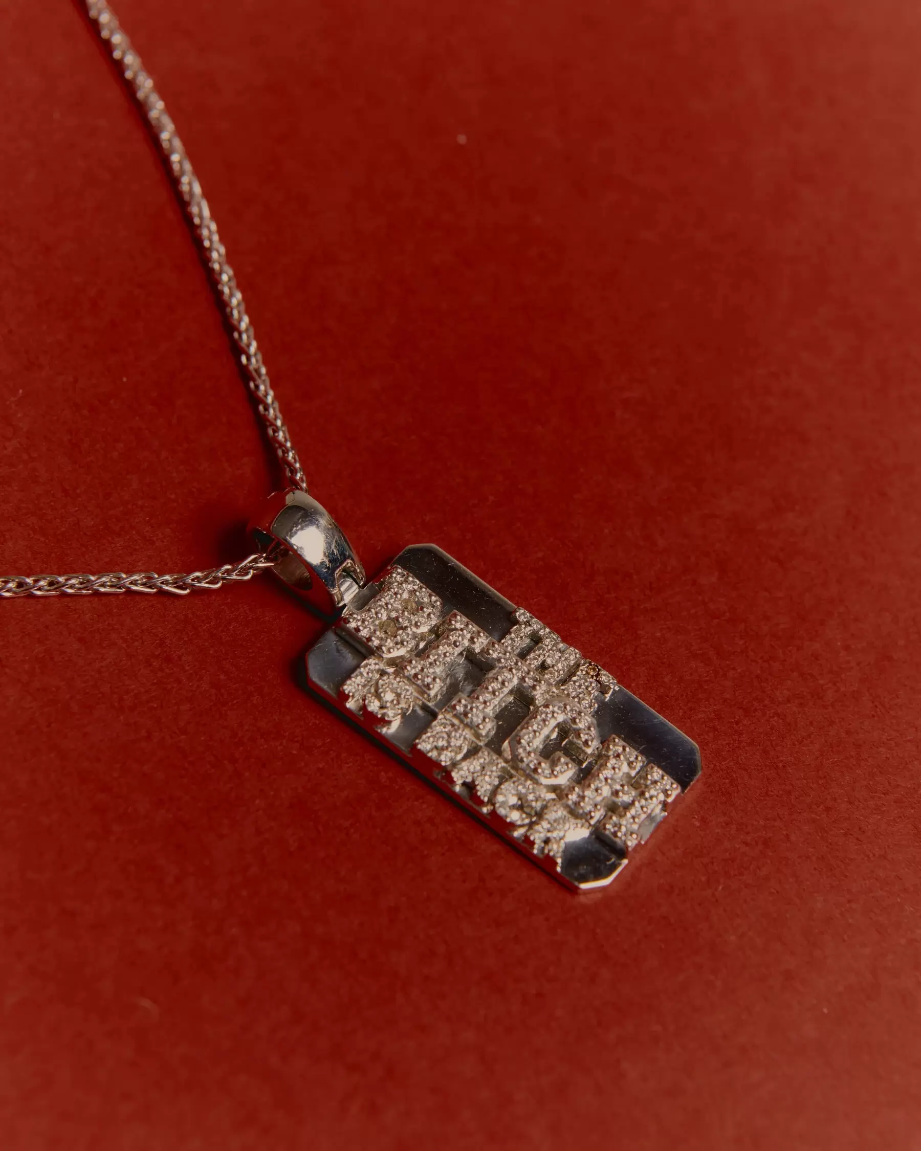 O colar com pingente de diamante com a frase “The Bitch Is Back” custa entre R$97 mil a R$194 mil. (Foto: reprodução/ The New York Times) Lorena Bueri