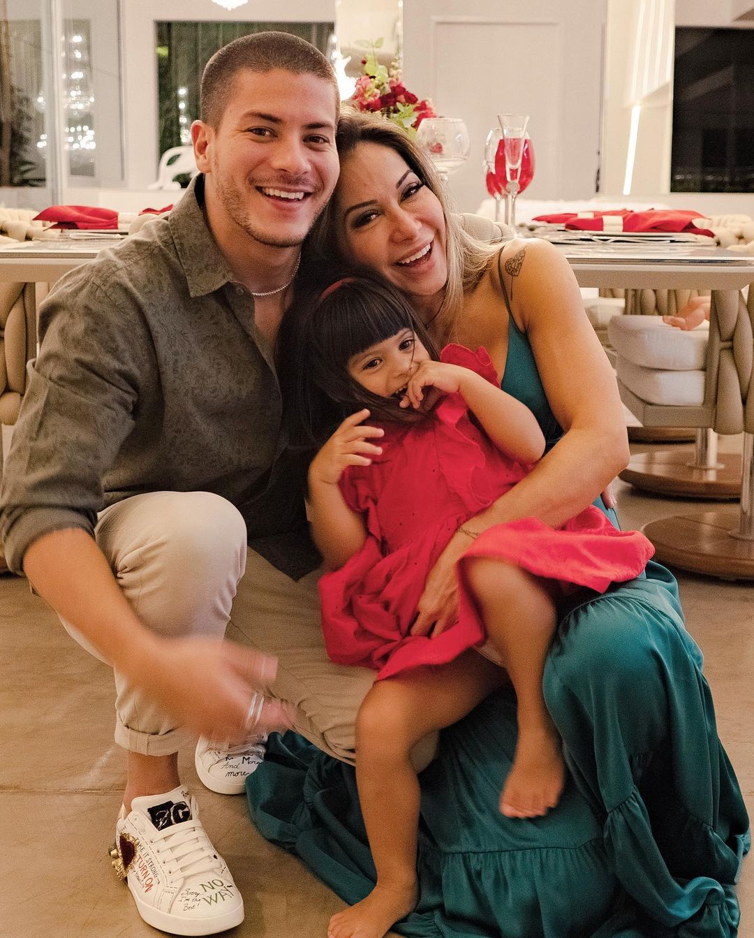 Arthur Aguiar junto com sua mulher e sua filha de 3 anos (Foto: Reprodução/Instagram)