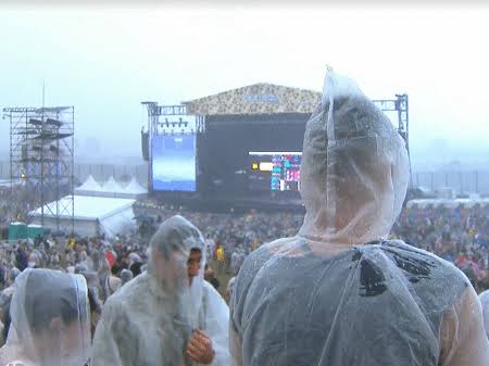 Momento em que a chuva tomou o Lollapalooza. (Reprodução/UOL)