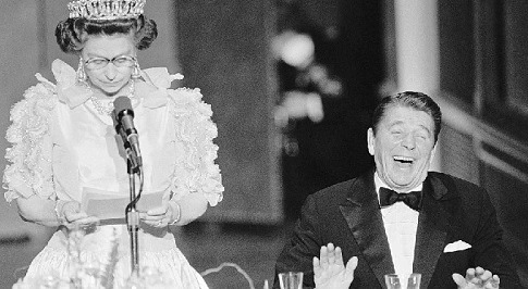 Ex-presidente dos EUA, Ronald Reagan ri após uma piada da rainha Elizabeth II. (Foto: Reprodução/ Bettmann/Getty Images)