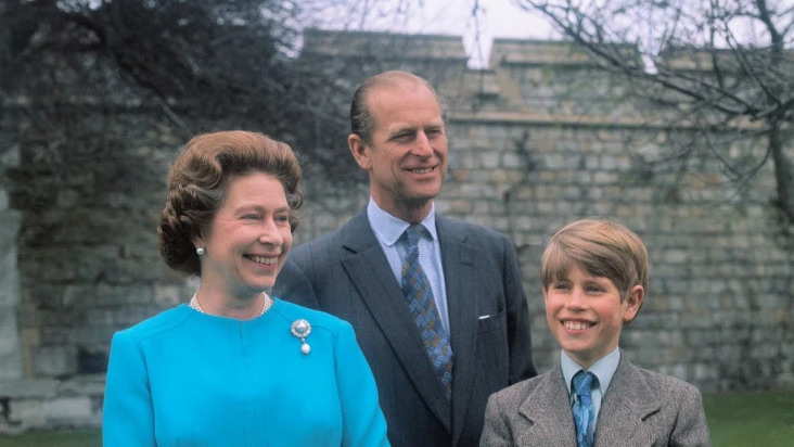 Philip, Elizabeth II e o filho deles, Edward, no 50º aniversário da rainha britânica . (Foto: Reprodução/Getty Images)