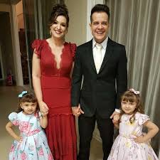 João Neto junto com sua esposa e também com sua duas filhas foto: reprodução/facebook