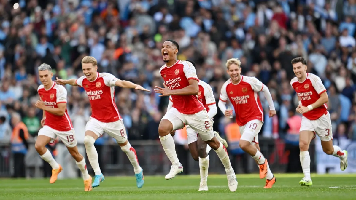 Jogadores do Arsenal comemoram o título da Supercopa após gol de Fábio Vieira