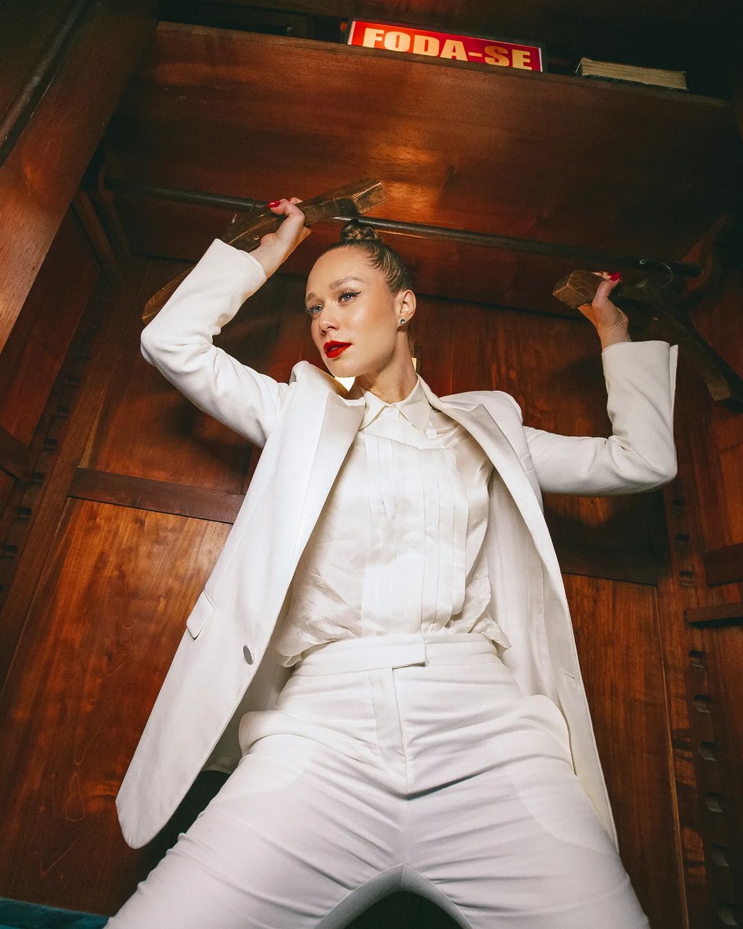 Mariana Ximenes na tendência da alfaiataria branca. (Foto: Reprodução/Instagram)