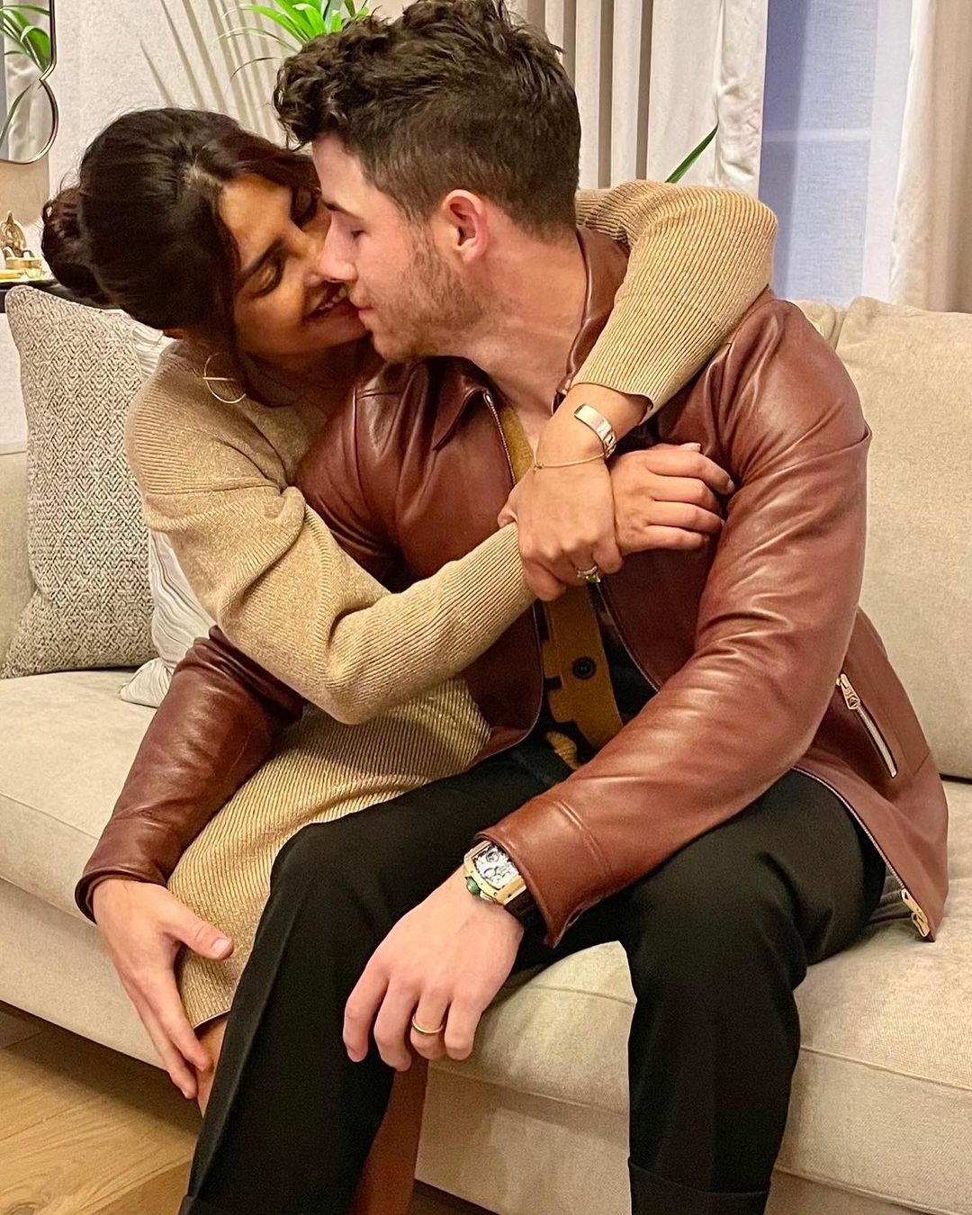 Nick Jonas e Priyanka fazem anuncio surpresa do nascimento do filho no Instagram. (Foto: Reprodução/Instagram)