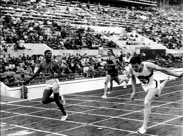 O atleta Ottis Davis foi o primeiro atleta a usar as sapatilhas da marca em uma competição olímpica e garantiu não só a medalha de ouro nos 400 metros, ele bateu o recorde de homem mais rápido a completar a prova. (Foto; Reprodução/GettyImages).