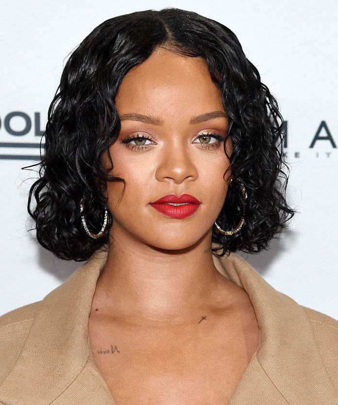 Rihanna com o cabelo molhado e cacheado no corte blunt bob. Foto. (Reprodução/Gettyimagens)