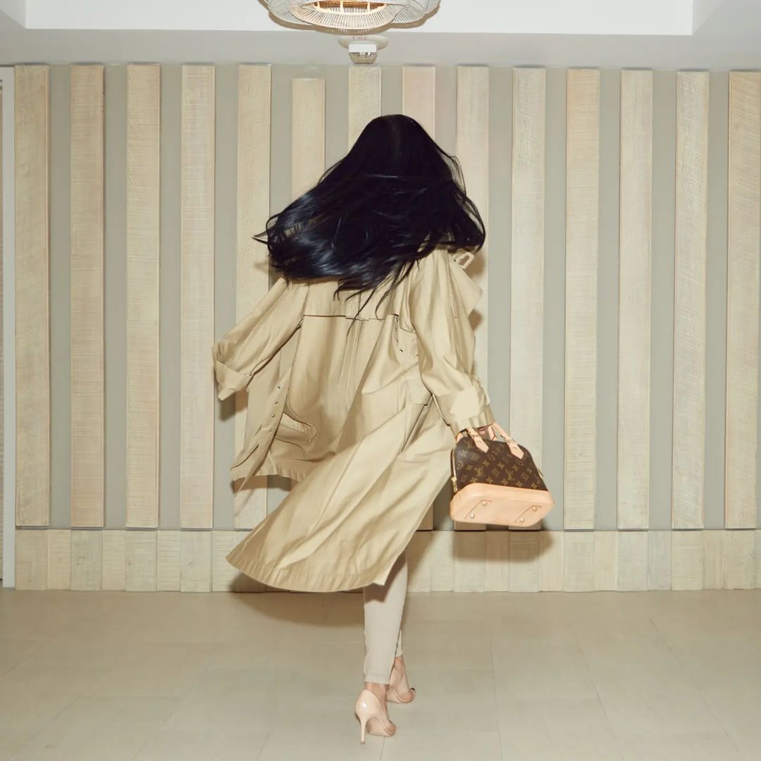 Simaria posa com look nude e bolsas de luxo da grife Louis Vuitton. (Foto: Reprodução/Instagram)