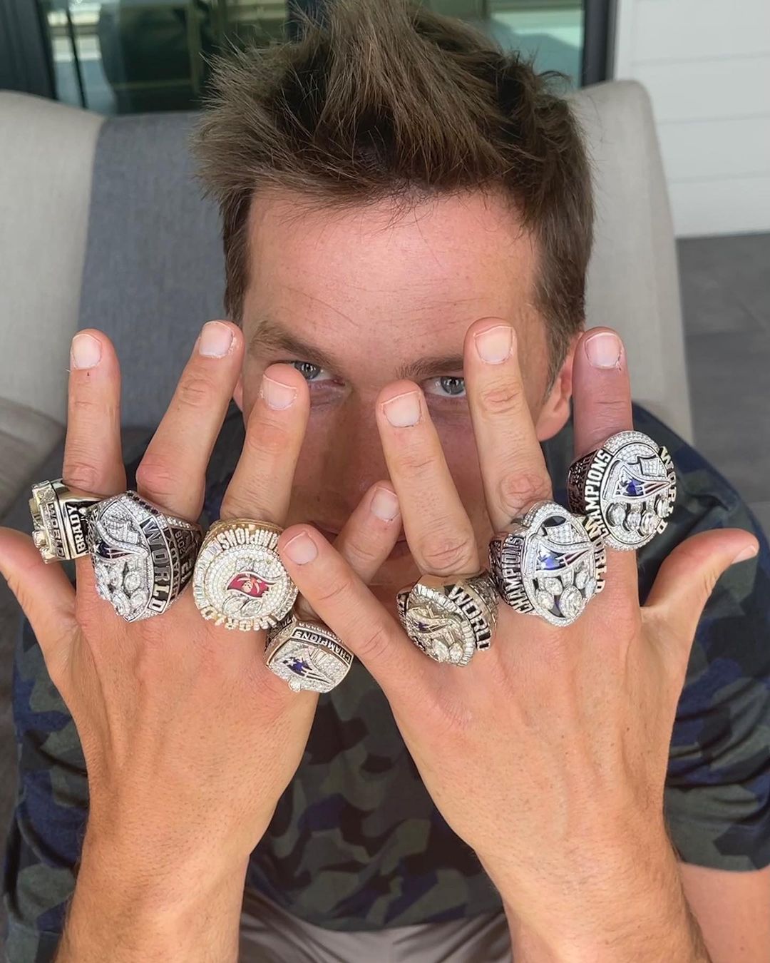 (Tom Brady exibindo seus sete anéis da NFL, Reprodução/Instagram)