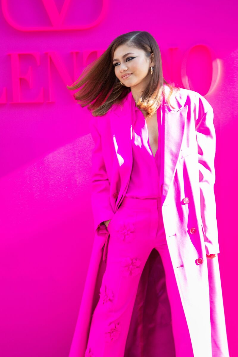 Zendaya usando a cor Pink PP, com look da grife Valentino