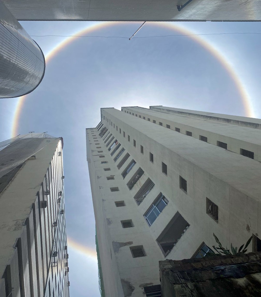 Halo solar foi visto entre prédios no Recife (Foto: Pedro Alves/g1)