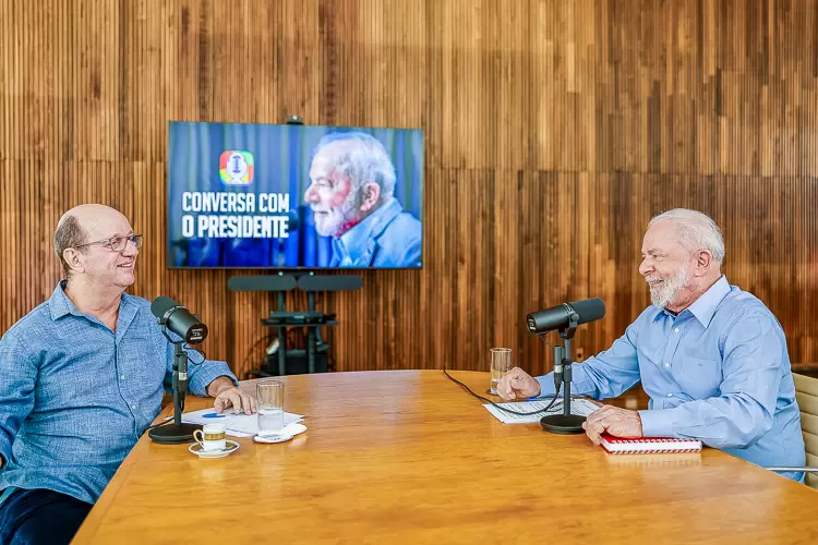 Imagem do programa Conversa com o Presidente, com jornalista Marcos Uchoa.