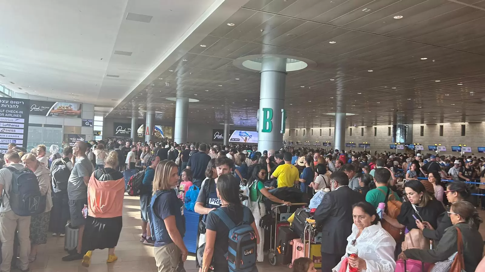 Concentração de brasileiros no aeroporto Bem-Gurion