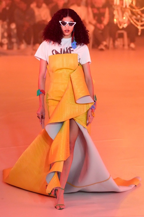 Raynara Negrine na passarela da Semana de Moda em Paris (Foto. Reprodução/Divulgação/Paris Fashion Week)