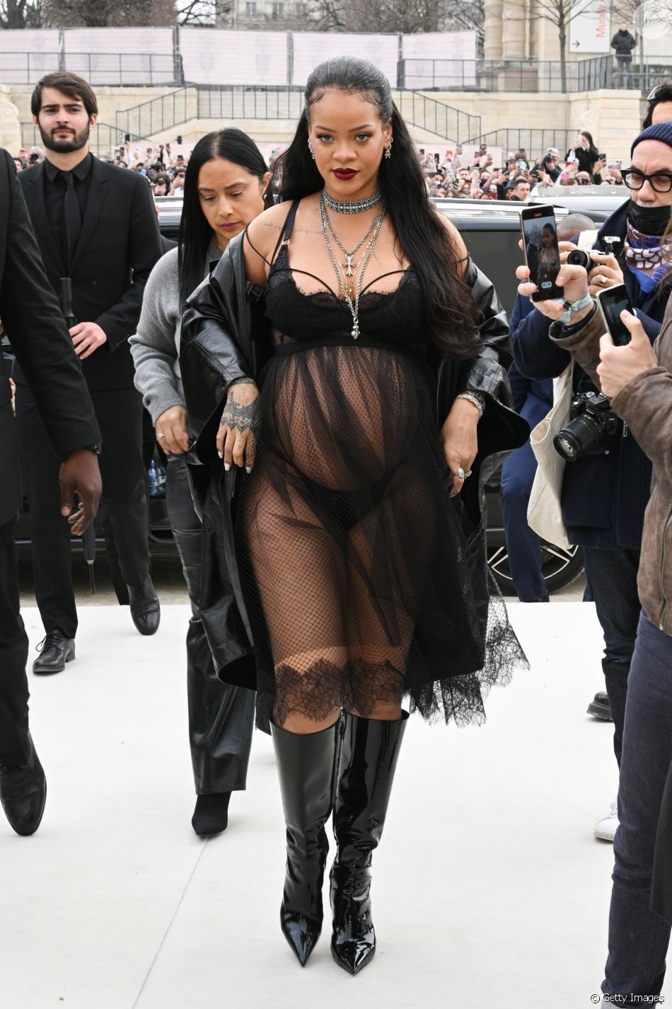 Na Semana de Moda em Paris, a cantora escolheu lingerie à mostra e Baby doll para visitar os desfiles. (Foto. Reprodução/Getty images)