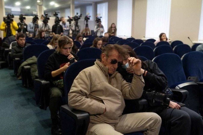 Sean Penn em coletiva de imprensa das autoridades ucranianas (Foto: Reprodução/Divulgação/Governo da Ucrânia)