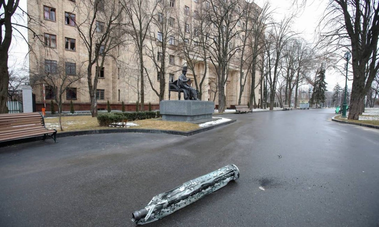Estojo de munição em uma rua de Kharkiv (Foto: Reprodução/VYACHESLAV MADIYEVSKYY / REUTERS)