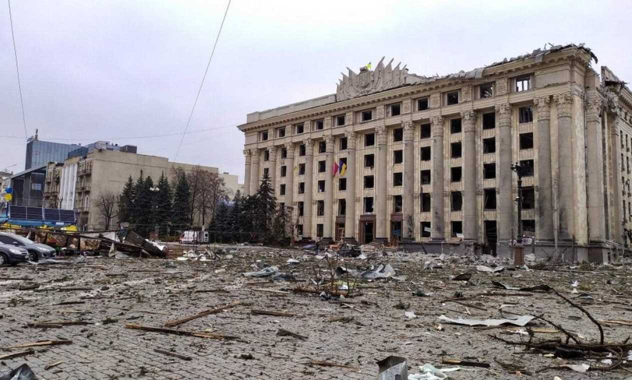 Sede de administração de Kharkiv após bombardeios (Foto: Reprodução/SERGEY BOBOK / AFP)