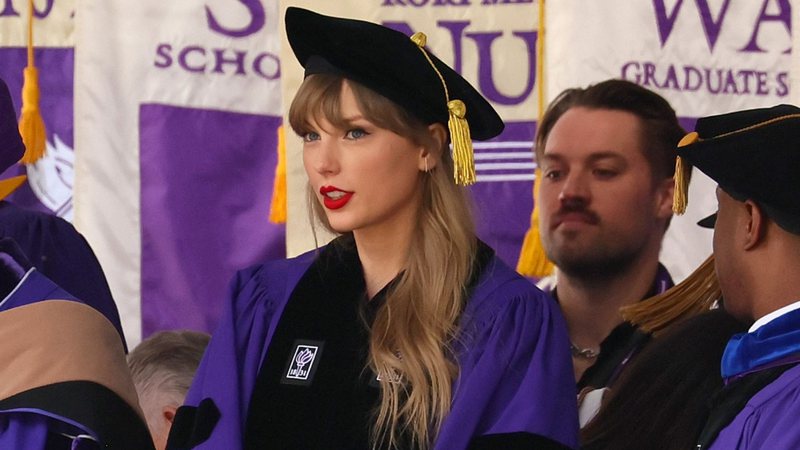Taylor Swift na NYU (Foto: Reprodução/Dia Dipasupil/Getty Images)