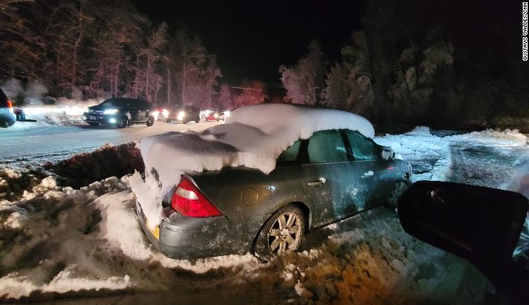 Nevasca violenta deixa milhares de motoristas parados em estrada nos Estados Unidos