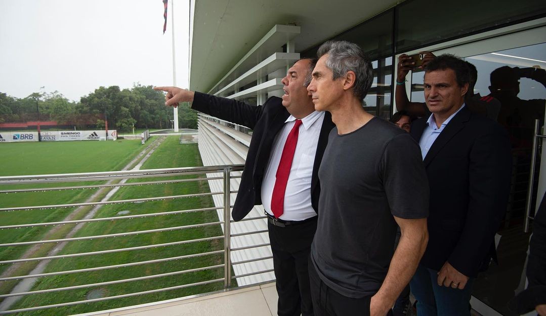 Recém-chegado no Brasil, Paulo Souza conhece as instalações do Ninho do Urubu