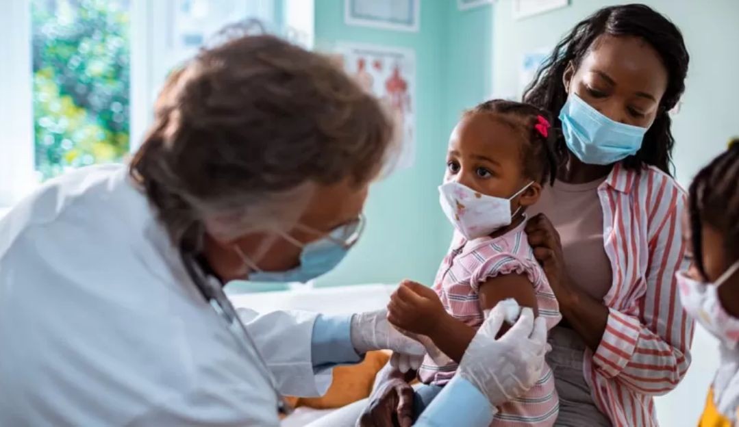 Vacinação infantil: carregamento de imunizantes da Pfizer chega ao Brasil na próxima quinta-feira