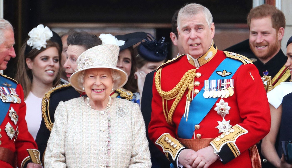 Acusado de agressão sexual, Príncipe Andrew, renuncia seus títulos militares
