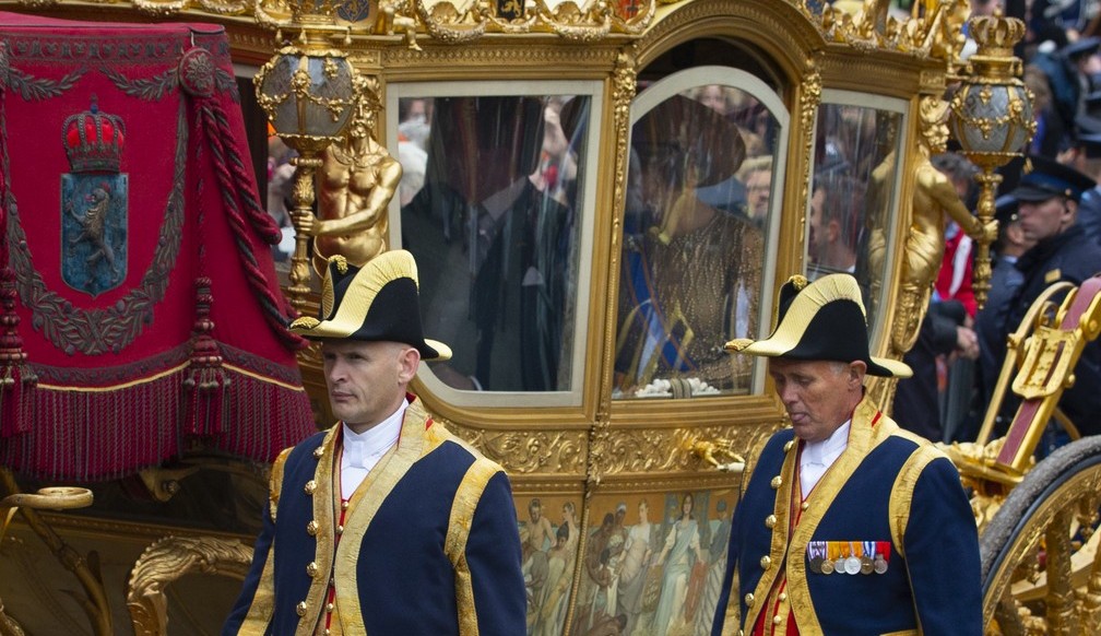 Rei da Holanda decide aposentar carruagem de ouro com associação ao tempo de negros escravizados