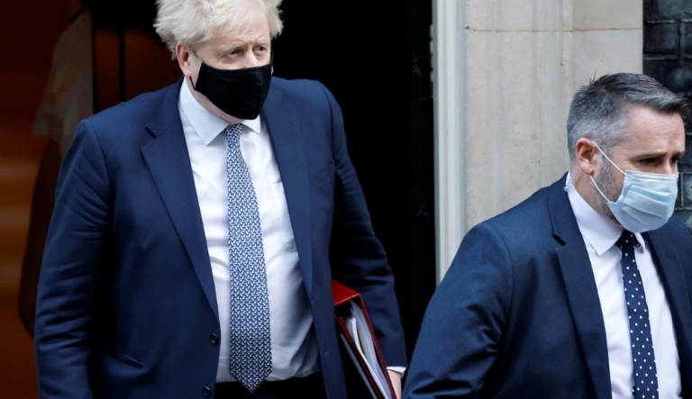 Gabinete de premiê britânico conduzido pelo primeiro-ministro Boris Johnson manteve Happy hour durante lockdown, segundo jornal britânico