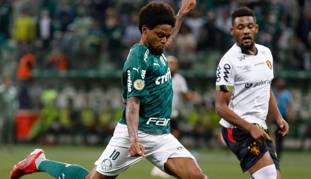 Em nota divulgada em rede social, Luiz Adriano fala sobre ficar no Palmeiras