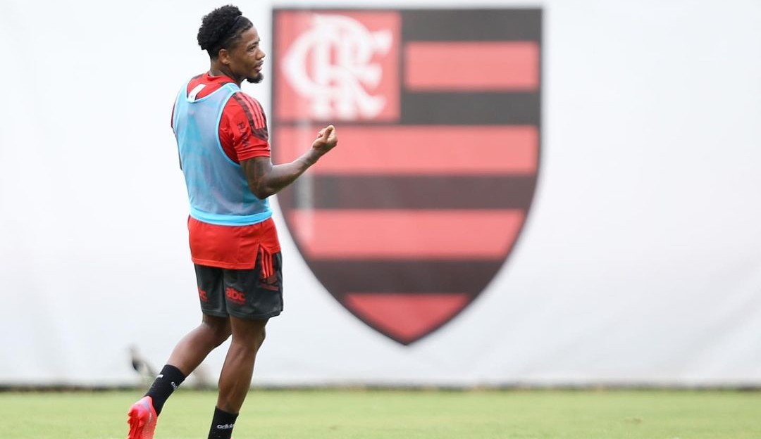 Novo reforço do Flamengo, Marinho já chega treinando com elenco