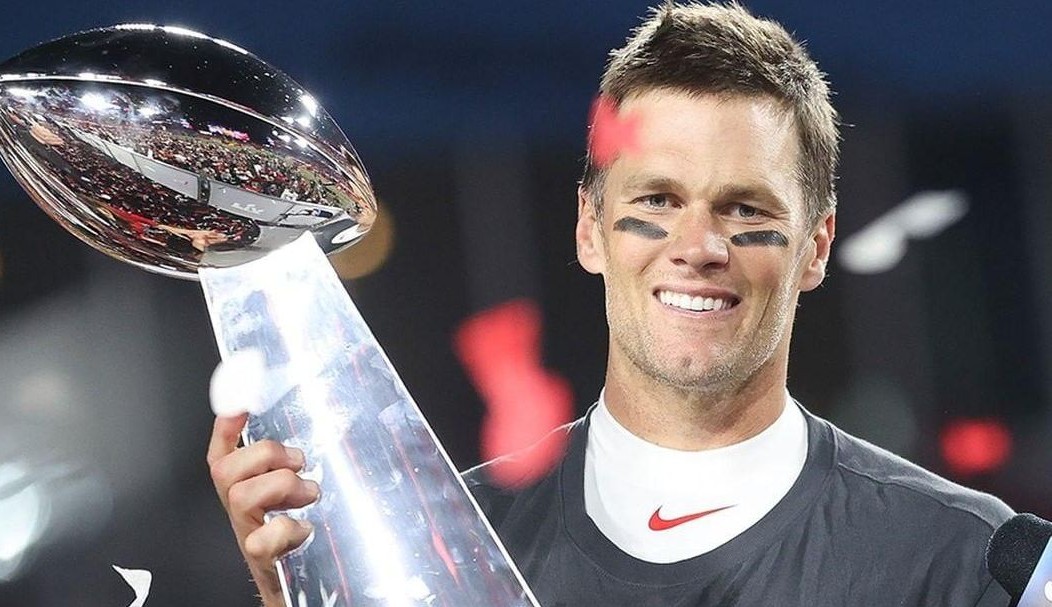 Com passe de futebol americano, Tom Brady derruba filho de Beckham de jet-ski