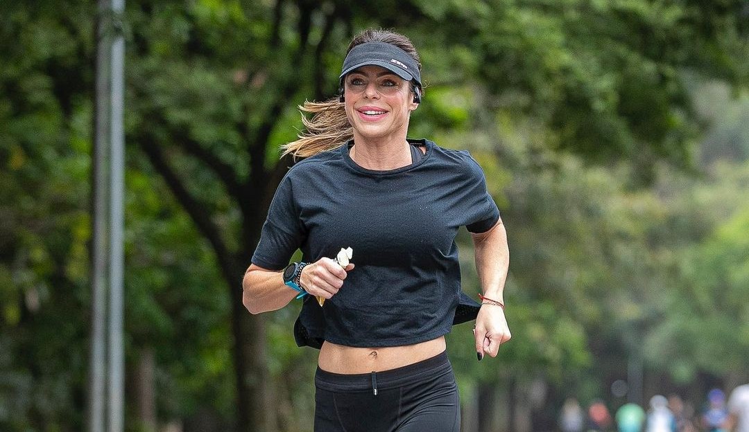 Aos 43 anos Daniella Cicarelli impressiona ao fazer corrida na chuva
