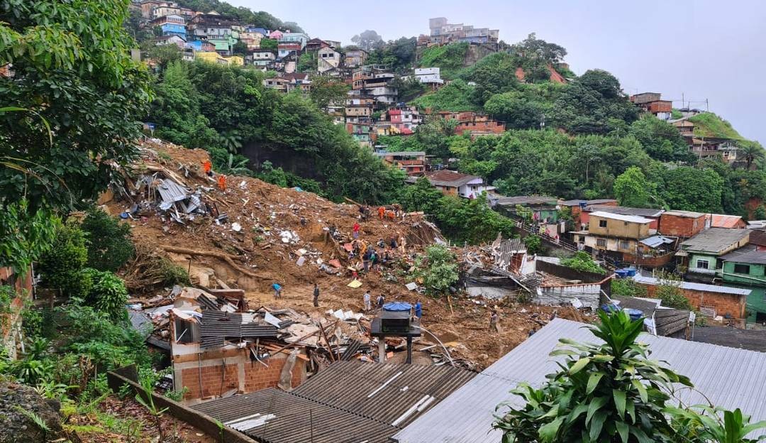 Tragédia de Petrópolis faz Bolsonaro pedir por 'auxílio imediato' para o município