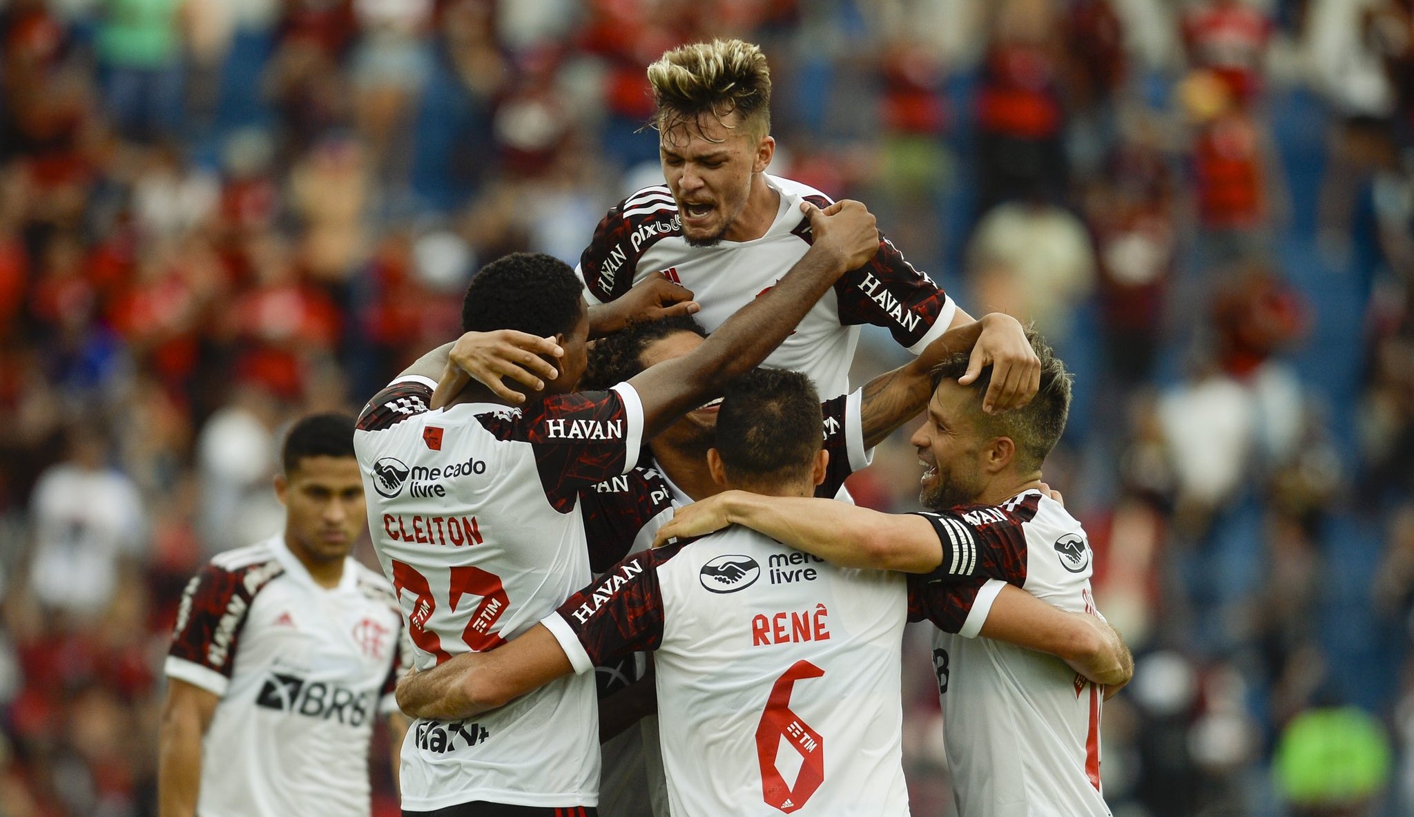 Flamengo não joga bem, mas vence de virada o Madureira