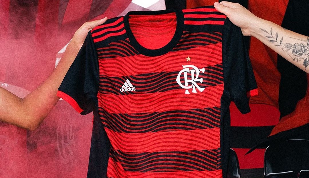 Em homenagem à torcida, Flamengo lança novo uniforme para 2022