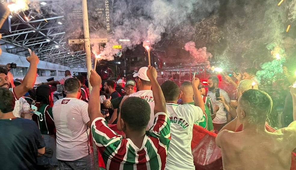 Torcida do Fluminense vai ao Galeão apoiar equipe antes de embarque para confronto da pré-Libertadores