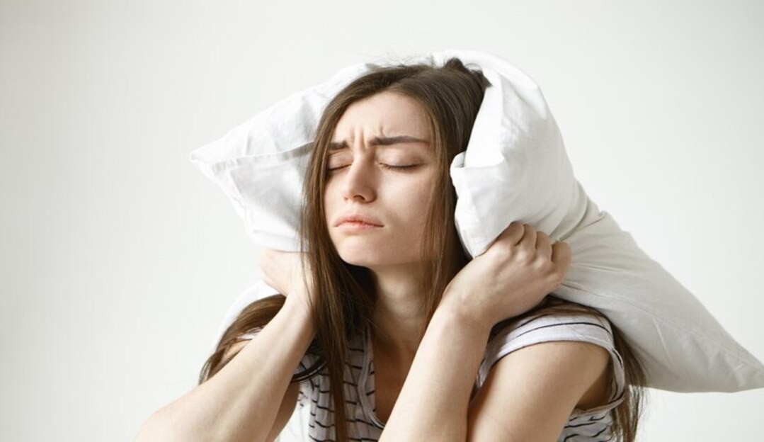 Chances de insônia na fase adulta aumenta em adolescentes que dormem pouco
