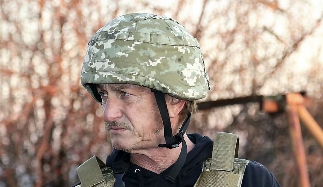 Ator Sean Penn se junta à refugiados ucranianos e caminha até a fronteira com a Polônia