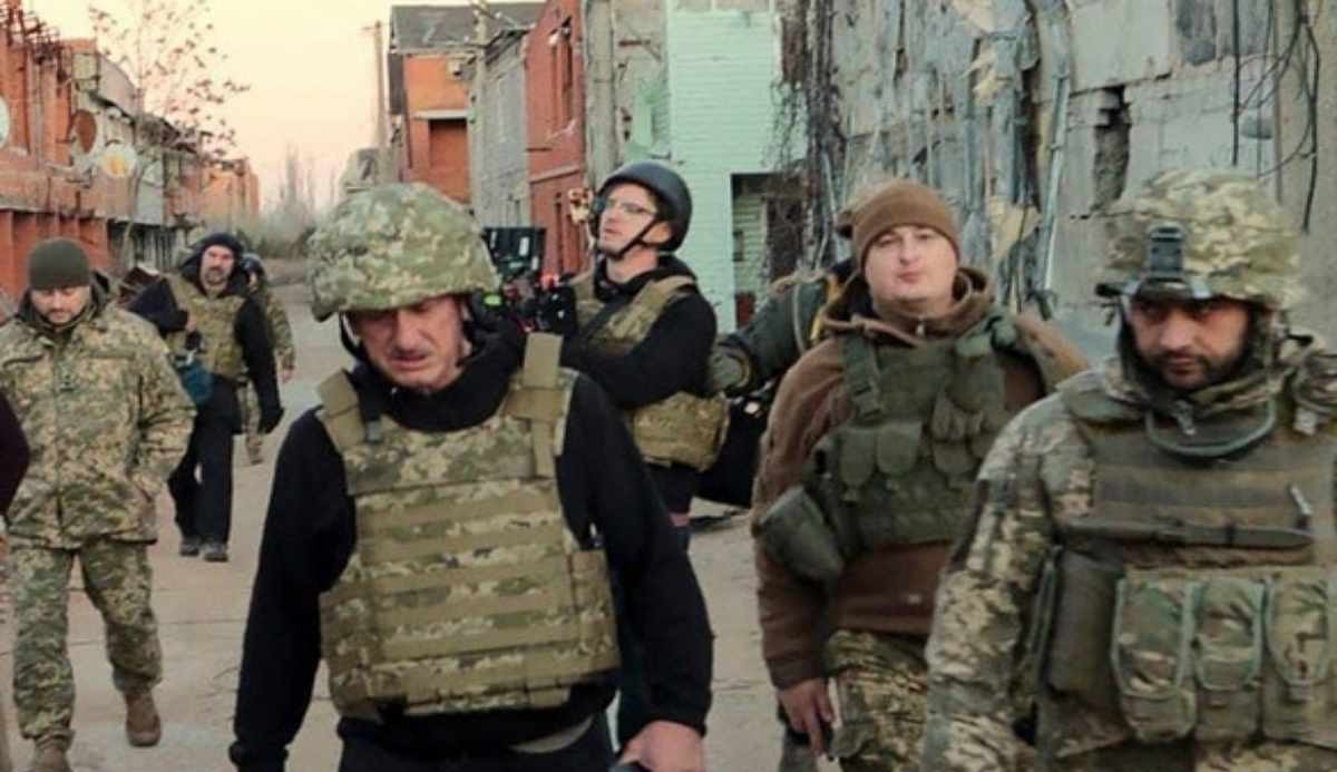 Sean Penn atravessa fronteira da Ucrânia a pé