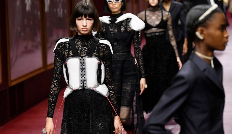 Dior e Balmain inovam com looks compostos por armaduras na Semana de Moda de Paris