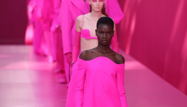 Rosa Pink domina a coleção da grife Valentino da Semana de Moda de Paris