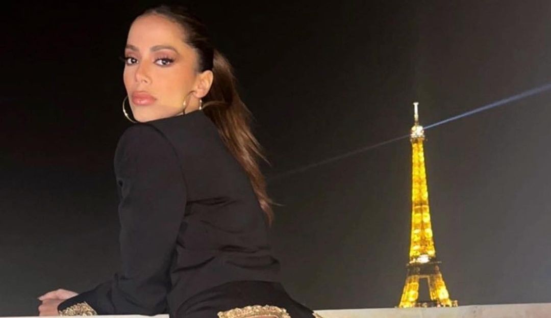 Anitta usa visual recortado no bumbum para curtir noite em Paris