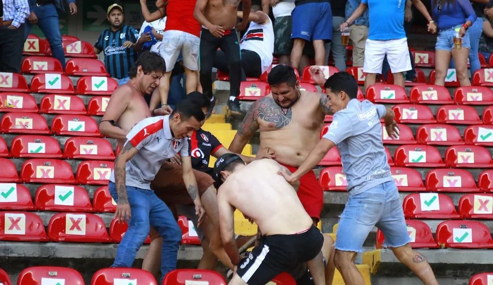Jogadores do Querétaro recebem ameaças de morte após pancadaria generalizada 