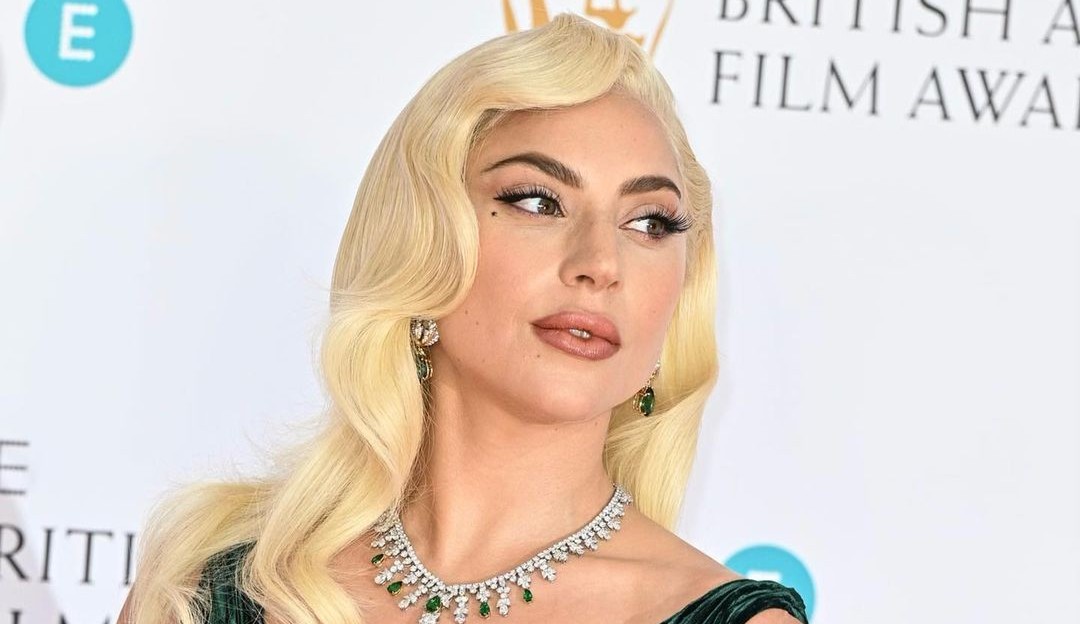 Lady Gaga agradece italianas de sua família ao receber prêmio