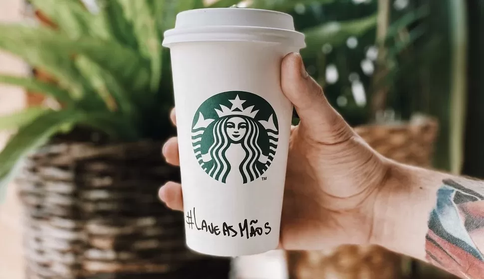 Starbucks pretende deixar de produzir seus icônicos copos para seguir políticas de sustentabilidade