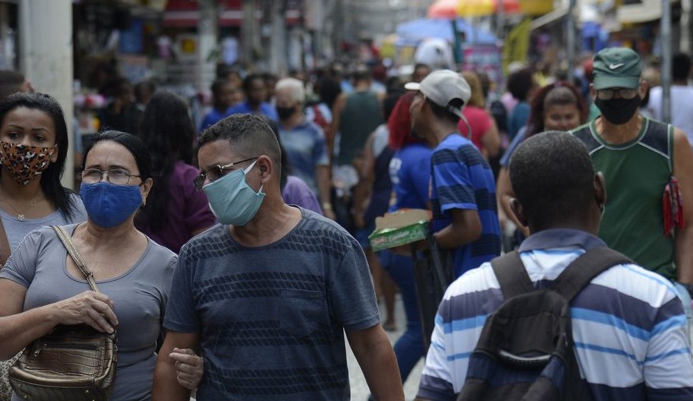 Flexibilização do uso de máscaras continua no Brasil 