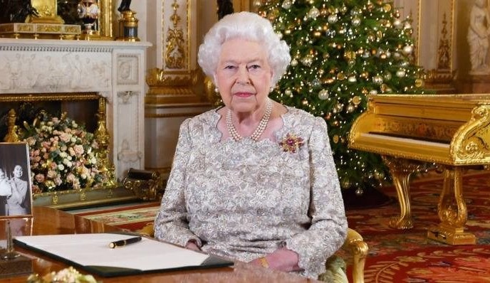Rainha Elizabeth II está usando cadeira de rodas, diz ator britânico